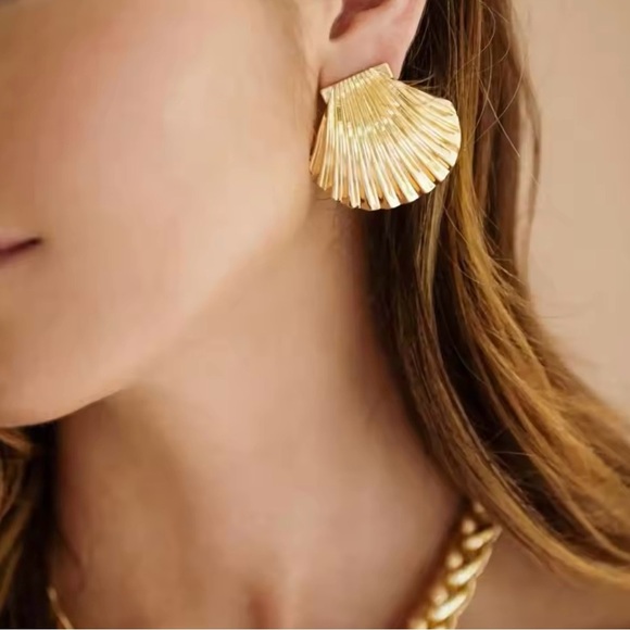 Stainless Steel Big Textured shell Big Stud Earrings - Picture 1 of 6
